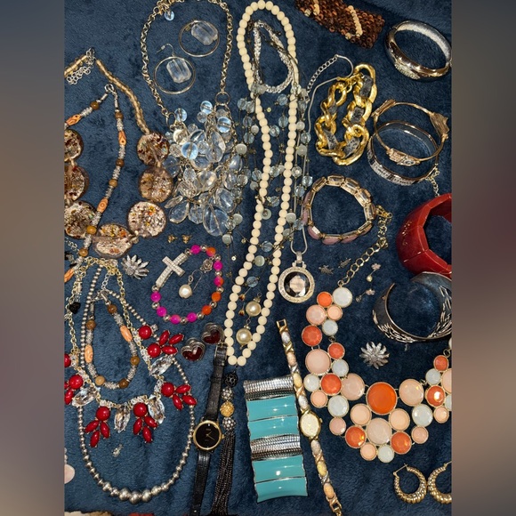 Huge Bundle Vintage Jewelry Mystery Grab Bag - Estate Jewelry Lot Surprise Box - Picture 2 of 14